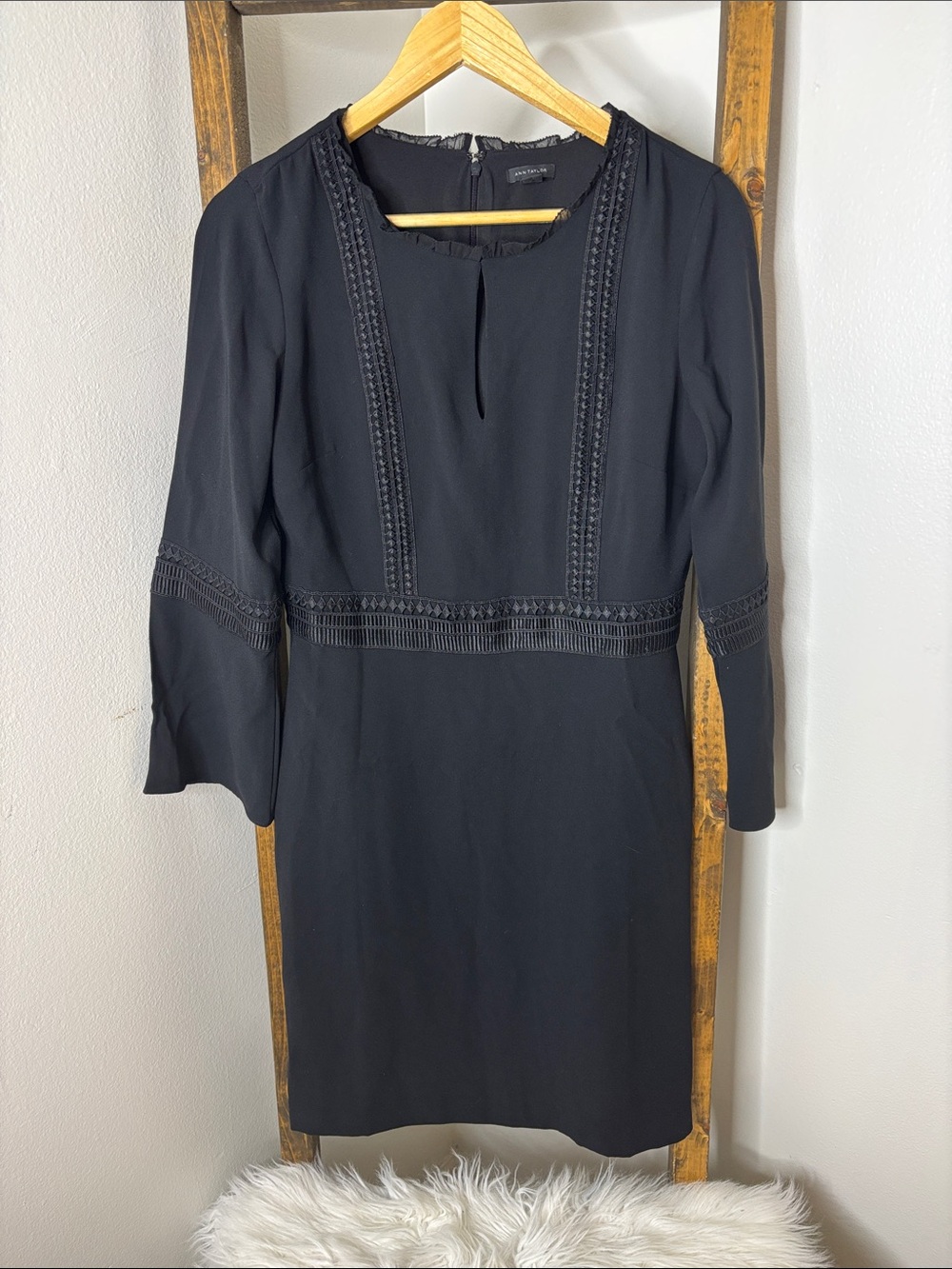 Ann Taylor Black Long-Sleeve Lace-Trim Shift Dress Size 4